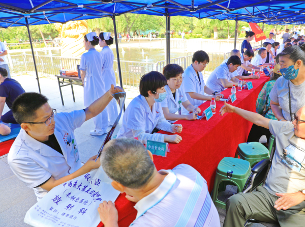 公益巡诊丨医心向党践初心    服务百姓健康行——本溪市中心医院开展庆祝中国共产党成立105周年大型义诊活动